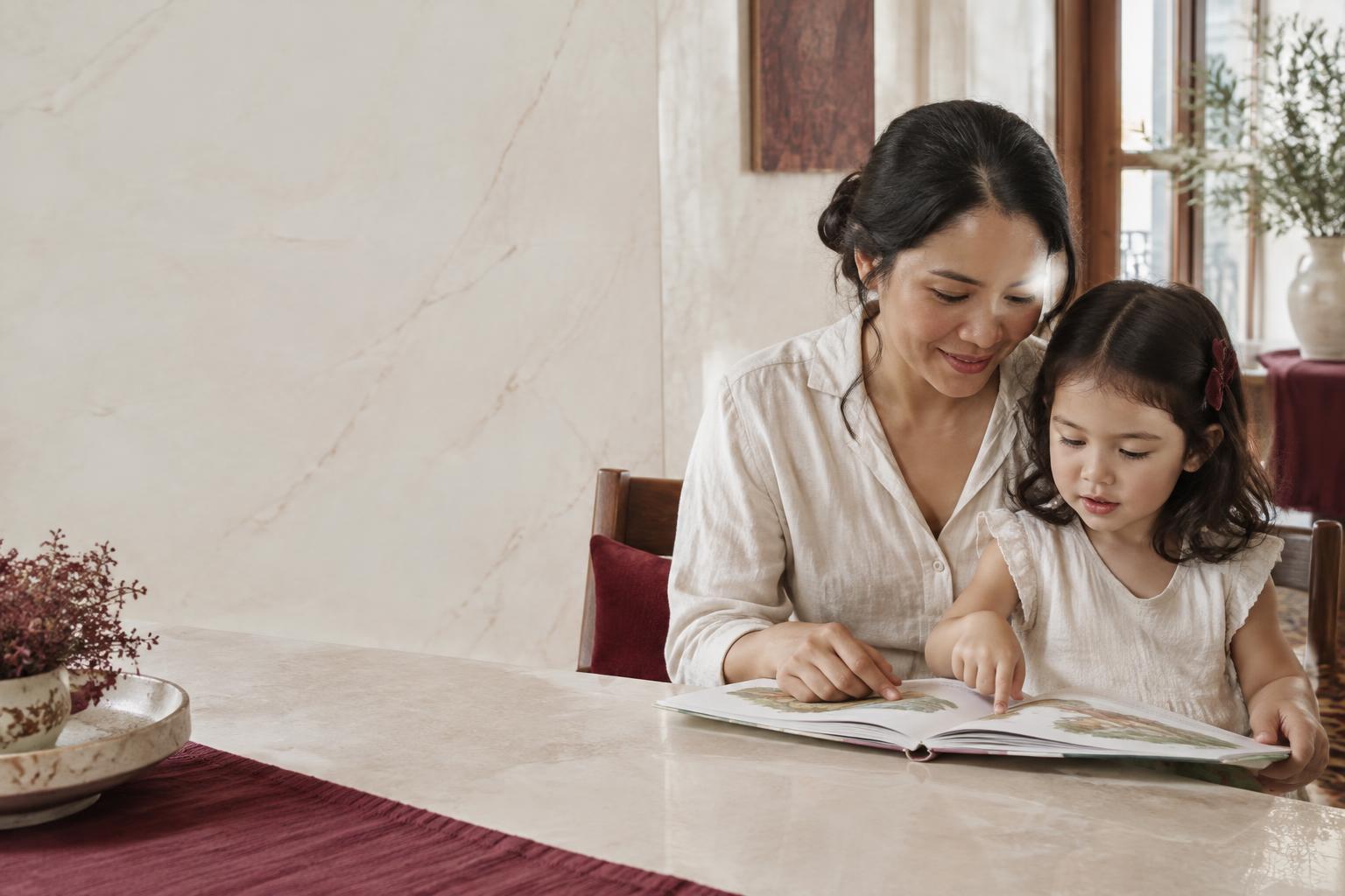 Escena ilustrativa de una niñera y una niña leyendo juntas en casa